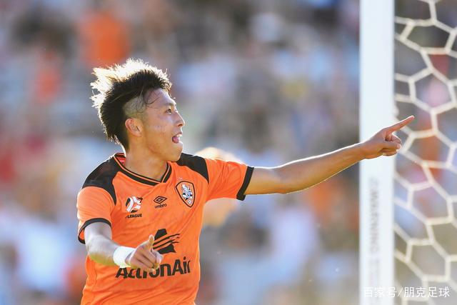 梅西社交媒体晒图 球场边悠闲喝茶发型梦回2018